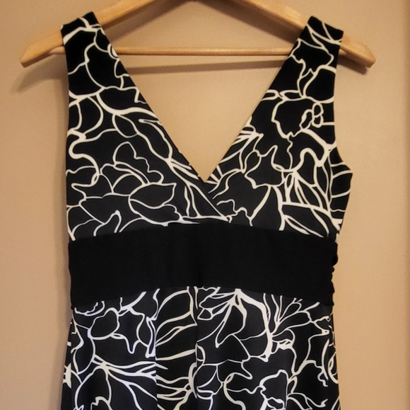 Black & white sleeveless floral dress with attached sash and bow. Size 4 - Picture 3 of 7